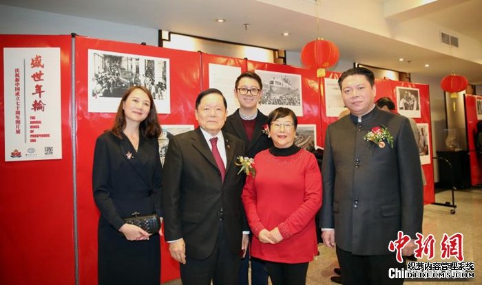 加拿大联邦参议员胡子修(左二)携夫人(右二)出席图片展。主办方代表、多伦多华人团体联合总会主席翁国宁(右一)等与胡子修夫妇合影。 周俊 摄