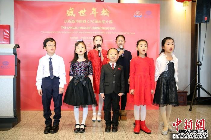 图片展在7位华人小朋友清唱的中华人民共和国国歌《义勇军进行曲》和加拿大国歌《O, Canada》中拉开序幕。　周俊 摄