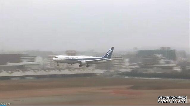 日本全日空航空一架波音767因引擎故障紧急着陆。图片来源：日本放送协会(NHK)视频截图