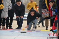 河北衡水上演“冰上国际象棋” 民众近距离感受